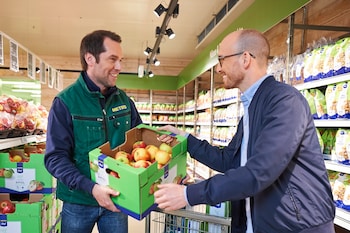 Customer buys METRO Chef apples in the store